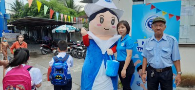 Tập đoàn FrieslandCampina Sữa Cô Gái Hà Lan Việt Nam trao sữa cho các em học sinh.