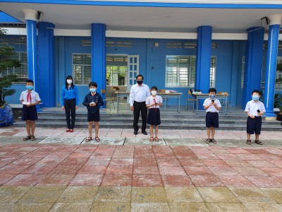 Trường Tiểu học Phú Thọ trao tặng thiết bị học trực tuyến thông minh cho học sinh khó khăn