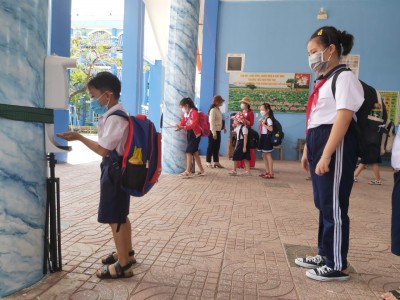 Học sinh trường Tiểu học Phú Thọ đến trường học trực tiếp sau thời gian dài học trực tuyến