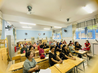 Trường Tiểu học Phú Thọ đã tổ chức tập huần kiến thức về ATTP và ứng phó với ngộ độc thực phẩm cho đội ngũ cấp dưỡng, phục vụ bán trú và bảo mẫu vào ngày 30/8/2023.