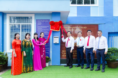 Trường tiểu học Phú Thọ đã tổ chức lễ đón nhận Bằng quyết định công nhận đạt chuẩn Quốc gia mức độ 1, kiểm định chất lượng giáo dục cấp độ 2
