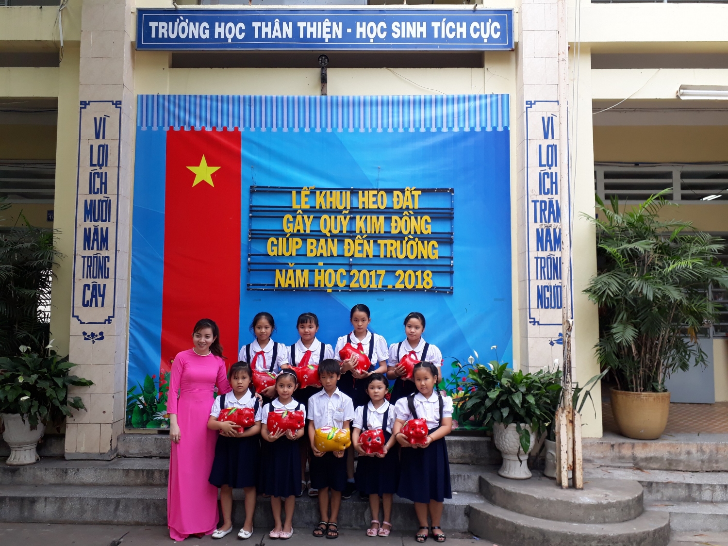 Lễ khui heo đất gây quỹ “Kim Đồng” năm học 2017-2018