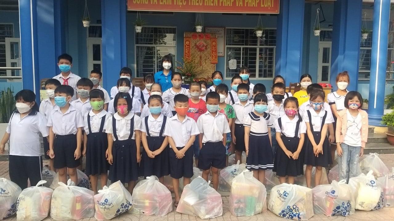 Chương trình "San sẻ yêu thương" của trường Tiểu học Phú Thọ