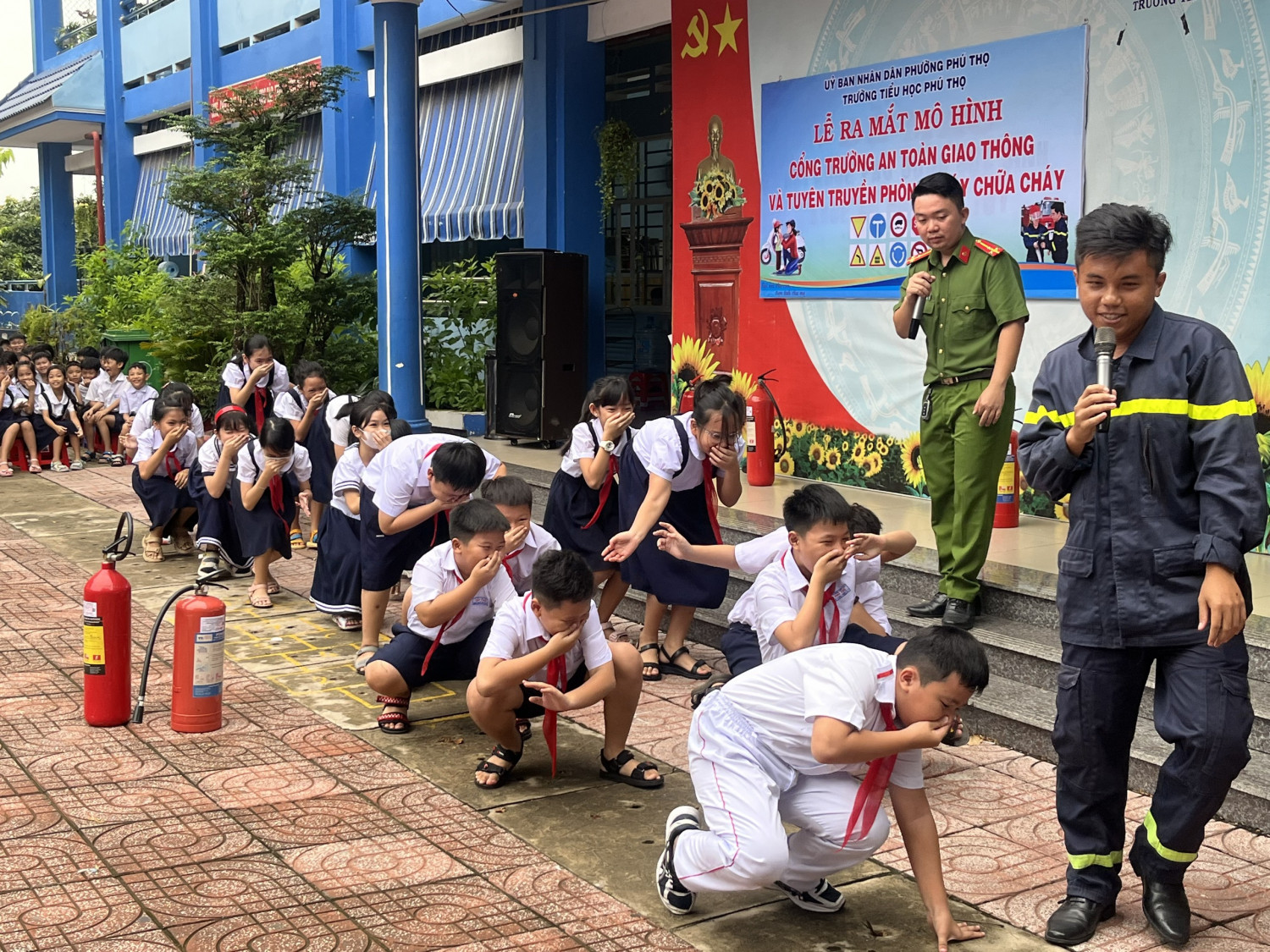 RA MẮT MÔ HÌNH “CỔNG TRƯỜNG AN TOÀN GIAO THÔNG” VÀ SINH HOẠT TUYÊN TRUYỀN KỸ NĂNG PHÒNG CHÁY