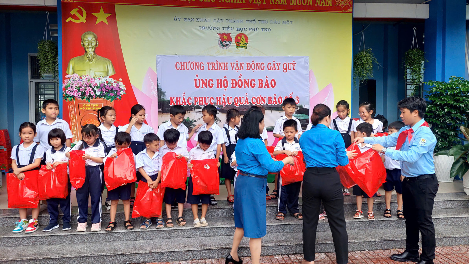 TRƯỜNG TIỂU HỌC PHÚ THỌ TỔ CHỨC TẶNG QUÀ TRUNG THU CHO CÁC EM HỌC SINH CÓ HOÀN CẢNH KHÓ KHĂN